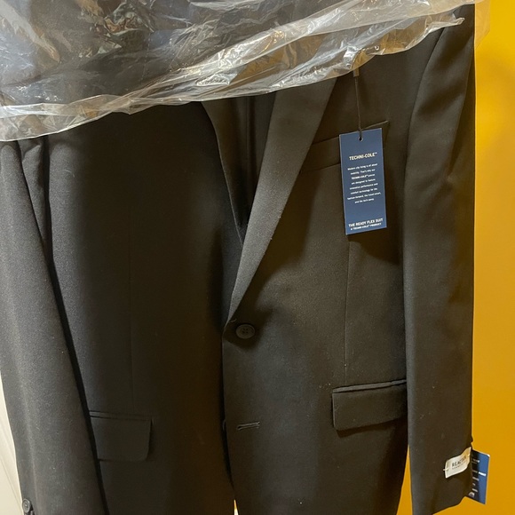 Kenneth Cole Reaction Men's Classic Black Suit - Picture 4 of 8